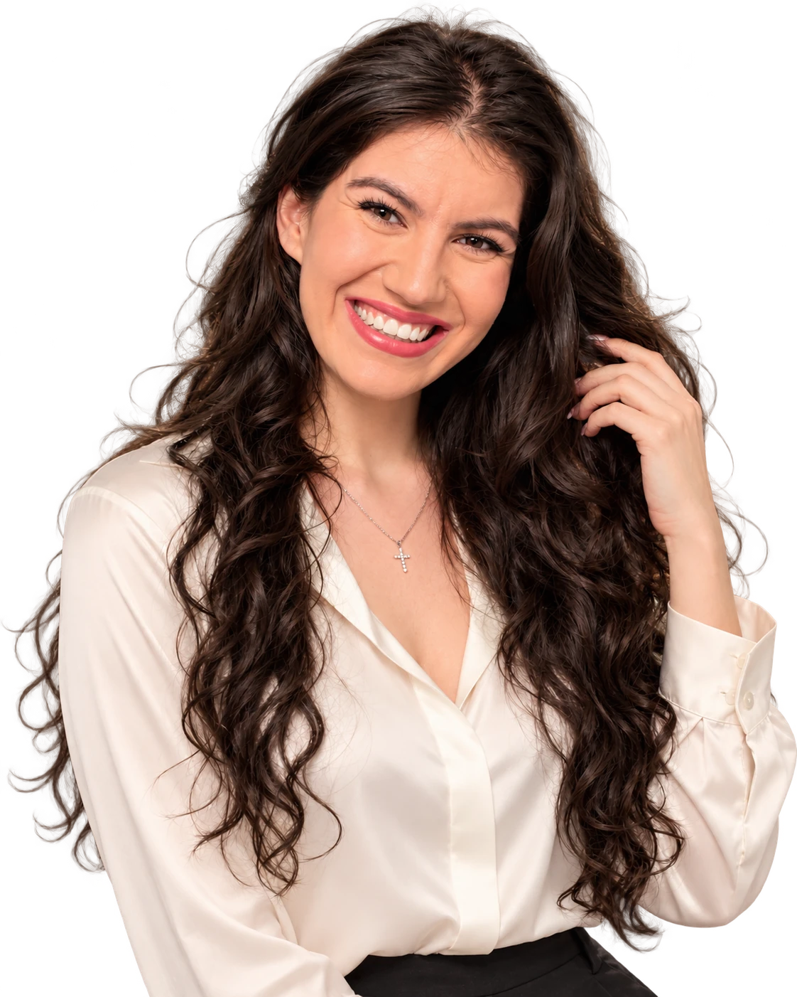 Sophie, grand sourire, une main dans les cheveux